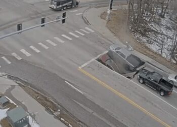 Motoristas vivem momentos de pânico após cratera surgir e engolir veículos em rodovia