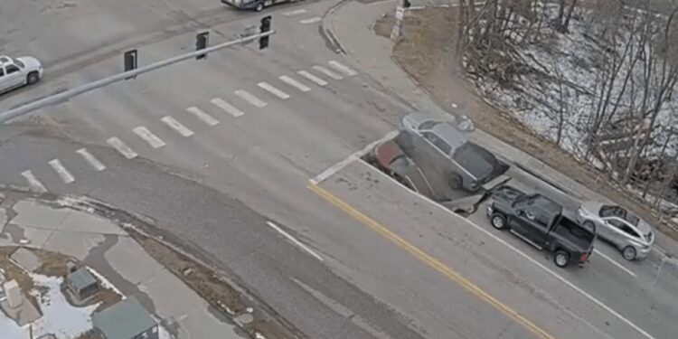 Motoristas vivem momentos de pânico após cratera surgir e engolir veículos em rodovia