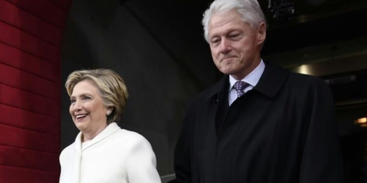 Hillary quebra silêncio e se pronuncia sobre relação de Bill Clinton com os crimes de Epstein