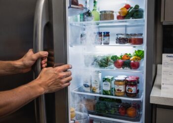 Quanto custa abrir a geladeira à toa? O hábito inofensivo que devora até R$ 240 por ano da sua conta de luz