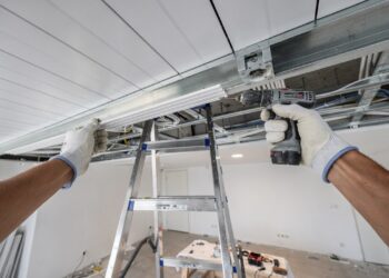 Diga adeus ao teto de gesso: revestimento econômico substitui o gesso e transforma o ambiente sem sujeira