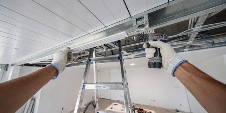 Diga adeus ao teto de gesso: revestimento econômico substitui o gesso e transforma o ambiente sem sujeira