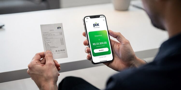 Homem recebe transferência de Pix errada de R$ 23 mil e surpreende moradores em Palmas (TO)