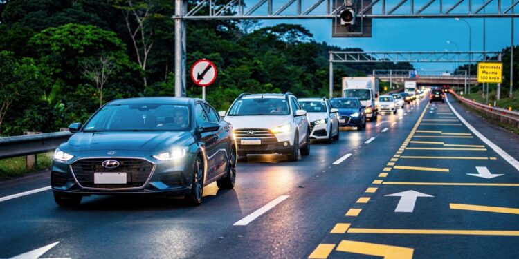 Motoristas que trafegam lentamente na faixa da esquerda precisam conhecer o Art. 198 do CTB para evitar multa de R$ 130,16