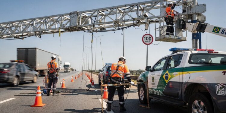 DNIT planeja 201 novos radares em SC e motoristas já enfrentam início das multas em abril de 2026