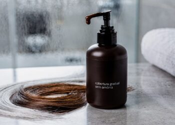 Adeus salão: shampoos de farmácia que escondem cabelos brancos por menos de R$ 30