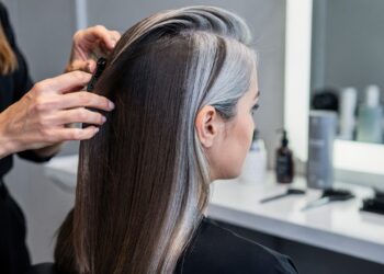 Técnica de mistura de cabelos brancos dá fim às tintas e vira a tendência preferida de mulheres para parecer mais jovem