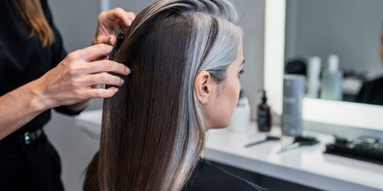 Técnica de mistura de cabelos brancos dá fim às tintas e vira a tendência preferida de mulheres para parecer mais jovem