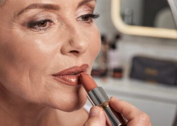 3 batons com efeito lifting que deixam lábios 50+ mais lisos e com aparência rejuvenescida