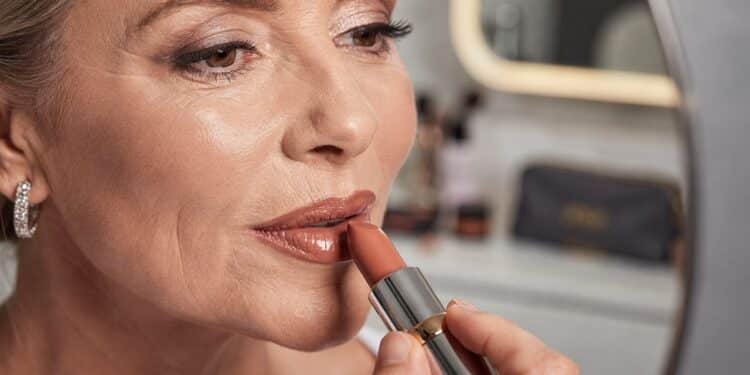 3 batons com efeito lifting que deixam lábios 50+ mais lisos e com aparência rejuvenescida