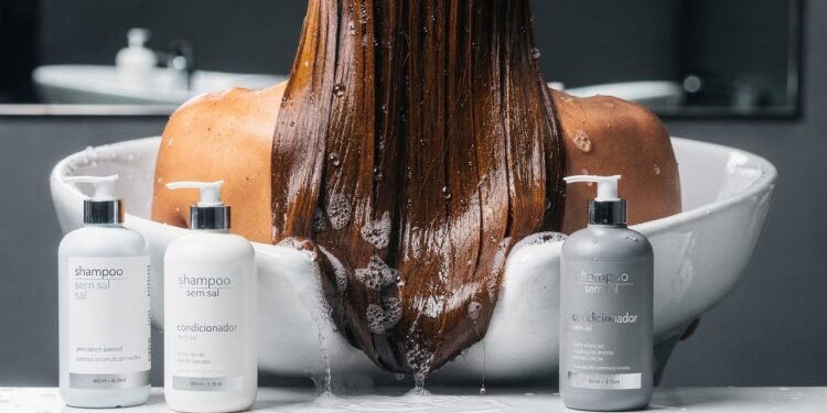 Shampoos sem sal que ajudam a preservar a cor por 7 semanas e evitam o efeito opaco