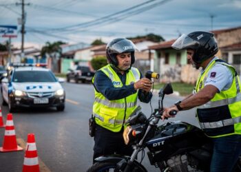 Operação contra motos com escapamento irregular oferece prazo para evitar a apreensão e multa grave de R$ 195 em 2026