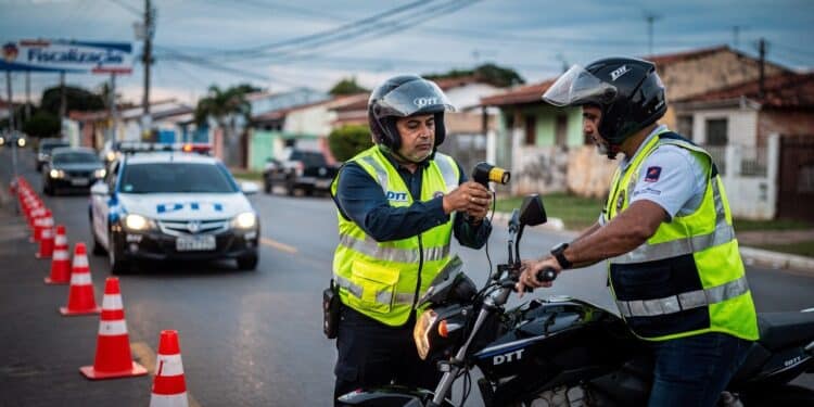 Operação contra motos com escapamento irregular oferece prazo para evitar a apreensão e multa grave de R$ 195 em 2026