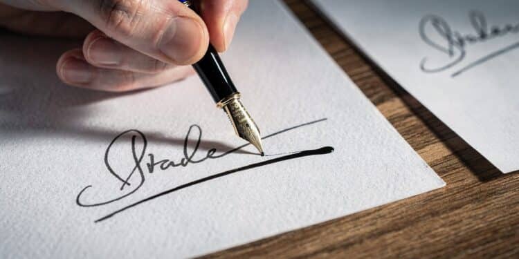 O hábito de sublinhar o próprio nome pode revelar traços curiosos da sua personalidade, segundo a psicologia