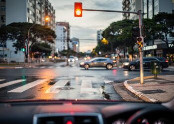 Multa gravíssima será aplicada a motoristas que desrespeitarem esta regra pouco conhecida dos semáforos em 2026