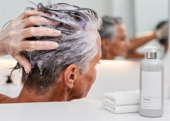 Adeus fios brancos: revelado os 6 shampoos tonalizantes mais eficazes para a raiz