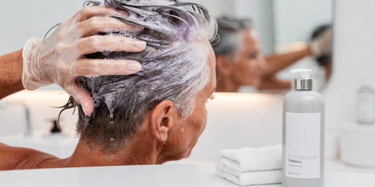Adeus fios brancos: revelado os 6 shampoos tonalizantes mais eficazes para a raiz