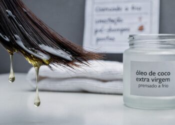 Umectação capilar com óleo de coco extra virgem custa menos de R$ 60 e melhora fios ressecados em poucas semanas