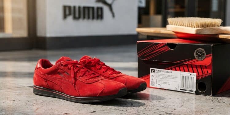 Sucesso dos anos 70 retorna forte e tênis flats retrô valorizam looks de alfaiataria com sofisticação discreta e conforto