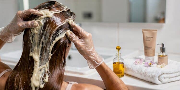 Coloração sem amônia surge como alternativa acessível por menos de R$ 40 para cobrir fios brancos