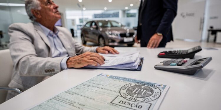 Nova lei garante benefícios e permite que idosos comprem carros com preço mais baixo