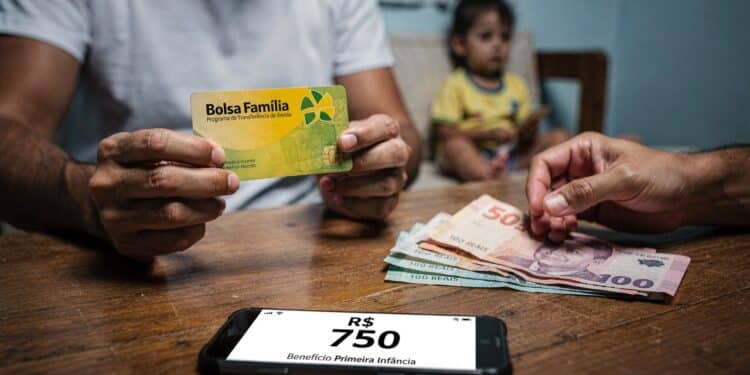 Famílias com crianças de até 6 anos podem garantir benefício mensal de R$ 750 em 2026
