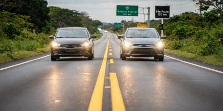 Motoristas podem pagar multa de R$ 130 por descuido comum ao usar o farol