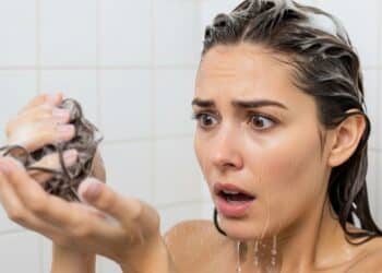 O 'verdadeiro motivo' pelo qual você perde tanto cabelo no chuveiro: lavar o cabelo em si não era o problema
