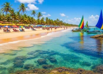 Colocada como a melhor do Brasil, essa praia combina areia branca e piscinas naturais preservadas