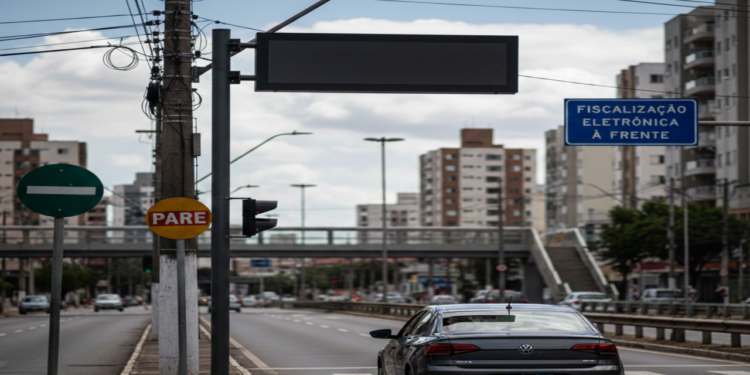 Radares passarão a multar infrações administrativas, não apenas violações de trânsito