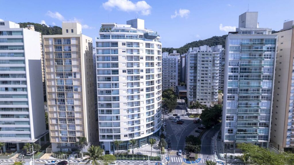 Vista aérea da Praia das Pitangueiras, em Guarujá, São Paulo, Brasil. Ilha no meio da praia.