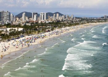 Aerial view of Enseada Beach at Guaruja SP Brazil. - Créditos: depositphotos.com / casadaphoto
