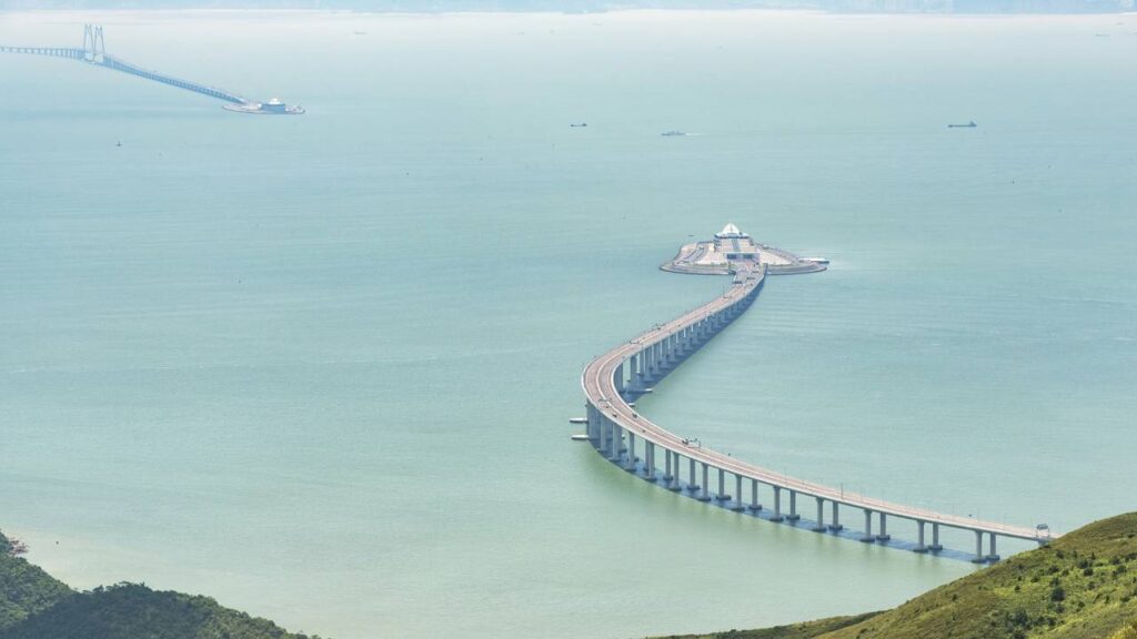 China constrói ponte com 55 km, túnel submerso e ilhas artificiais para reduzir viagens de 4 horas para 45 minutos