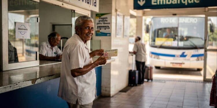Nova lei garante viagens gratuitas para idosos e medida já está em vigor com aplicação imediata
