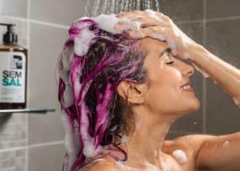 Shampoos sem sal que mantêm a cor fiel por até 10 lavagens a mais e evitam o aspecto opaco