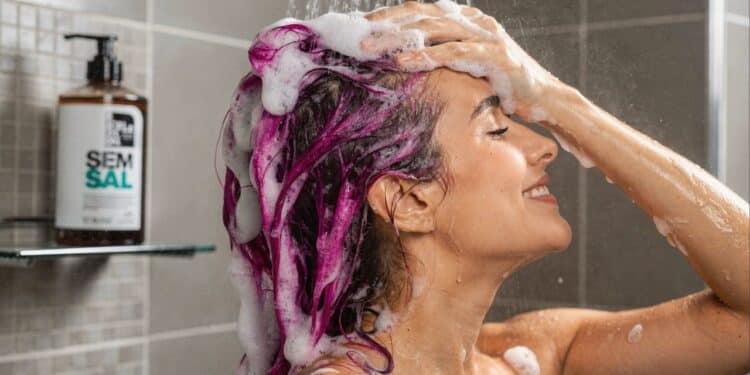 Shampoos sem sal que mantêm a cor fiel por até 10 lavagens a mais e evitam o aspecto opaco