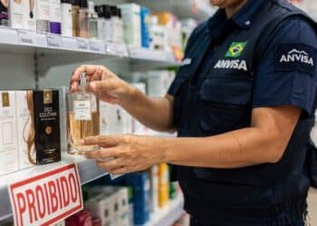 Anvisa suspende perfumes e maquiagem capilar irregulares e acende alerta para consumidores