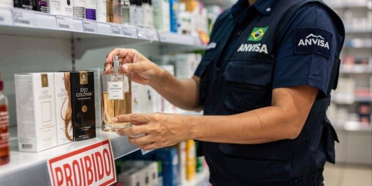 Anvisa suspende perfumes e maquiagem capilar irregulares e acende alerta para consumidores