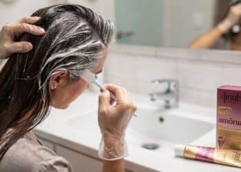 Diga adeus ao cabelo branco: Conheça as 3 melhores tinturas sem amônia e sem chumbo