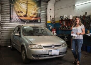 Mulher é indenizada em R$ 23 mil após oficina realizar 6 serviços sem autorização e cobrar peças superfaturadas