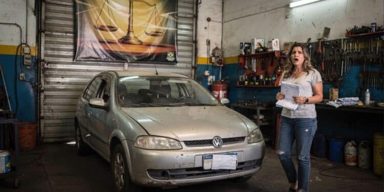 Mulher é indenizada em R$ 23 mil após oficina realizar 6 serviços sem autorização e cobrar peças superfaturadas