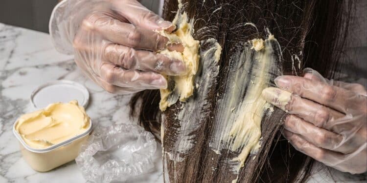 Mistura caseira, queridinha dos salões, promete efeito “desmaia cabelo” e fim do frizz em 1 hora