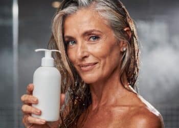 5 shampoos baratos que ajudam a cobrir cabelos brancos sem carregar os fios com química agressiva