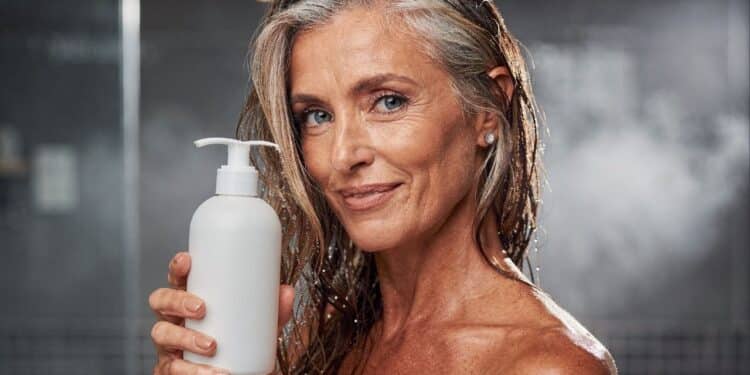 5 shampoos baratos que ajudam a cobrir cabelos brancos sem carregar os fios com química agressiva