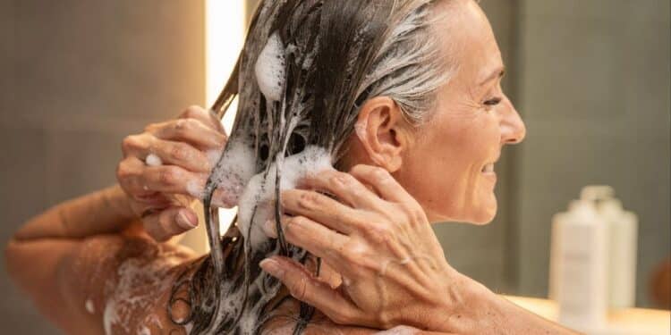 Shampoo tonalizante de farmácia cobre até 70% dos fios brancos em mulheres 40+
