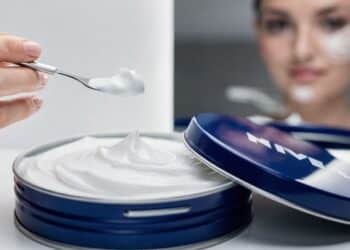 Máscara noturna vira febre entre mulheres maduras que usam o creme Nivea no rosto para selar a hidratação profunda
