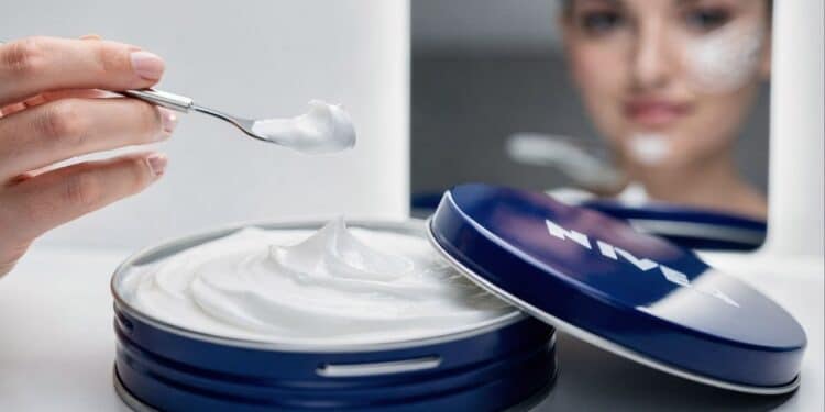 Máscara noturna vira febre entre mulheres maduras que usam o creme Nivea no rosto para selar a hidratação profunda