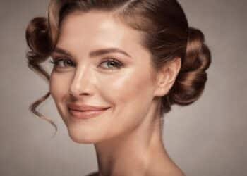 Esqueça o rabo de cavalo: 7 penteados vintage que estão em alta e tiram até 10 anos do visual