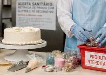  Anvisa proíbe comercialização de certos glitters e orienta descarte imediato 