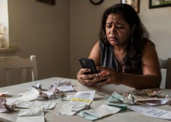 Mulher gasta Pix de R$ 900 recebido por erro e acaba condenada pela Justiça a pagar mais que o dobro do valor